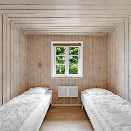 Large With Large Outdoor Wilderness Bath And Activity Room, Only 500 Meters From Stauning Harbor Feriehus *