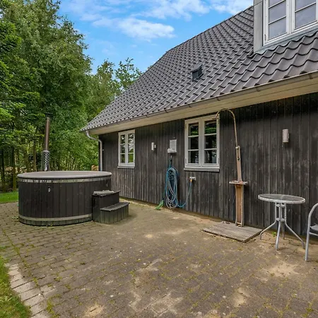 Large With Large Outdoor Wilderness Bath And Activity Room, Only 500 Meters From Stauning Harbor Skjern