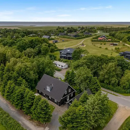 Large With Large Outdoor Wilderness Bath And Activity Room, Only 500 Meters From Stauning Harbor * Skjern