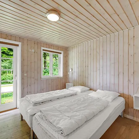 Large With Large Outdoor Wilderness Bath And Activity Room, Only 500 Meters From Stauning Harbor Feriehus *