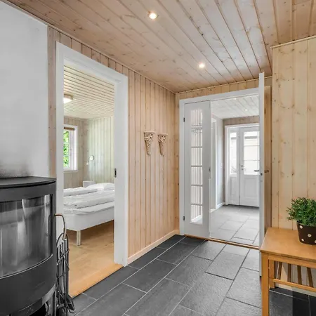 Large With Large Outdoor Wilderness Bath And Activity Room, Only 500 Meters From Stauning Harbor Feriehus *