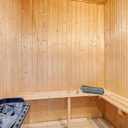 Feriehus Large With Large Outdoor Wilderness Bath And Activity Room, Only 500 Meters From Stauning Harbor *