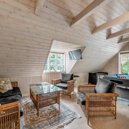 Feriehus Large With Large Outdoor Wilderness Bath And Activity Room, Only 500 Meters From Stauning Harbor *