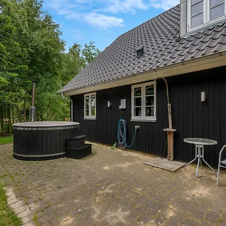 Large With Large Outdoor Wilderness Bath And Activity Room, Only 500 Meters From Stauning Harbor Skjern