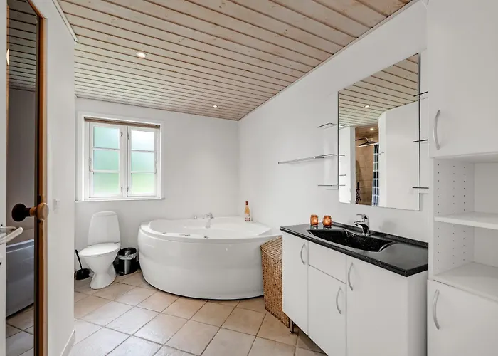 Large With Large Outdoor Wilderness Bath And Activity Room, Only 500 Meters From Stauning Harbor Skjern