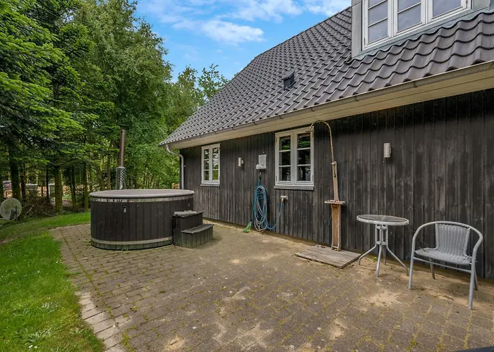 Large With Large Outdoor Wilderness Bath And Activity Room, Only 500 Meters From Stauning Harbor Skjern