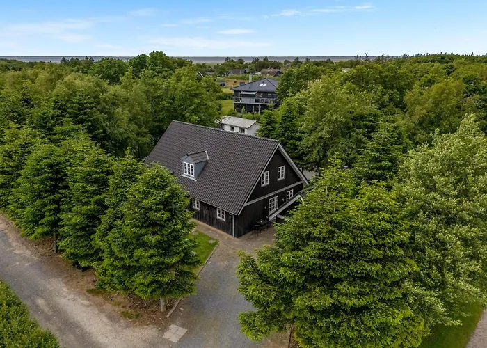 Large With Large Outdoor Wilderness Bath And Activity Room, Only 500 Meters From Stauning Harbor Skjern