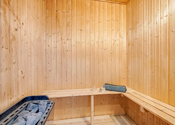 Σπίτι διακοπών Large With Large Outdoor Wilderness Bath And Activity Room, Only 500 Meters From Stauning Harbor *