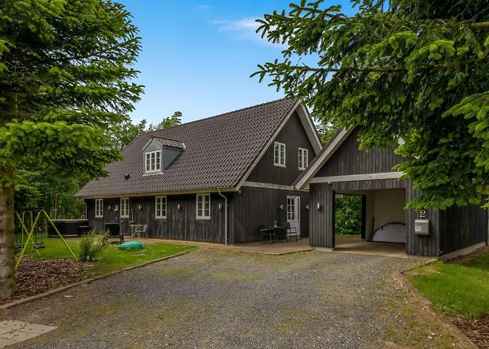Large With Large Outdoor Wilderness Bath And Activity Room, Only 500 Meters From Stauning Harbor *