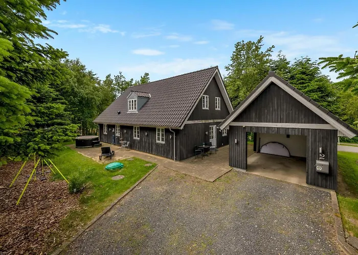 Σπίτι διακοπών Large With Large Outdoor Wilderness Bath And Activity Room, Only 500 Meters From Stauning Harbor *